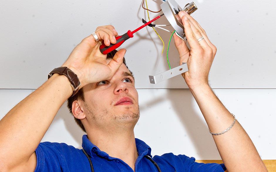 cherche électricien Paris 13