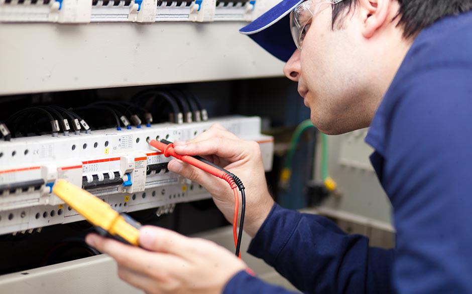 cherche électricien Paris 13